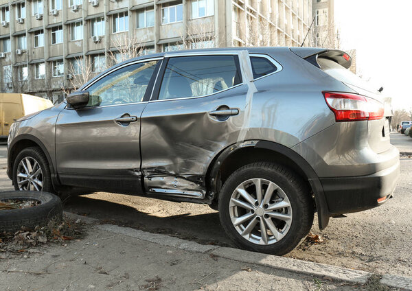 Поврежденный автомобиль на улице
