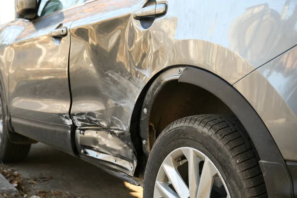 Auto auf Straße beschädigt — Stockfoto