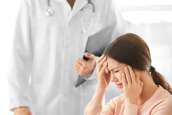 Depressieve vrouw op kantoor van de artsen — Stockfoto