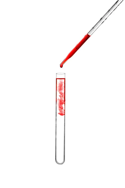 Pipeta que deixa cair uma amostra em um tubo de ensaio — Fotografia de Stock