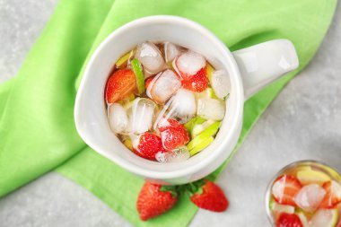 Narenciye kokteyl ile sürahi 