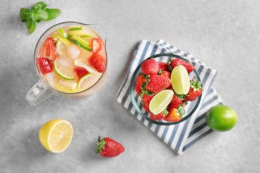 Çilek ve narenciye kokteyl ile sürahi 