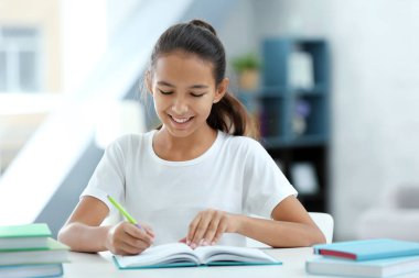 Sevimli kız evde ders yapıyor