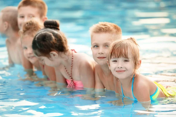 Små Barn Poolen Solig Dag — Stockfoto