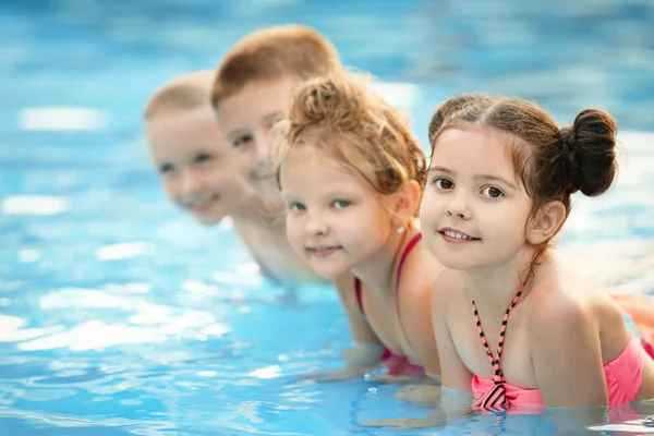 Kleine Kinder Sonnigen Tag Schwimmbad — Stockfoto