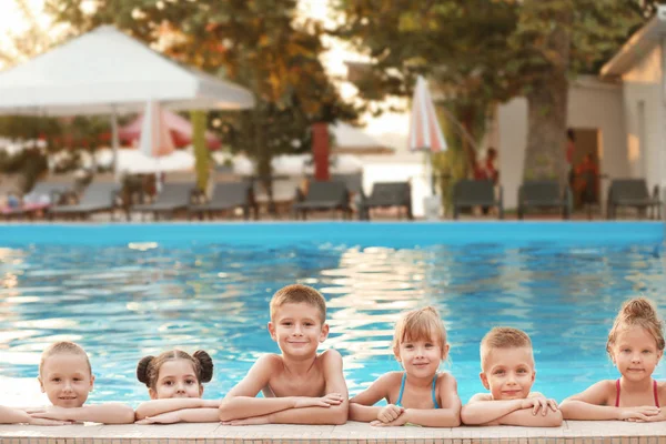 Kleine Kinder Sonnigen Tag Schwimmbad — Stockfoto