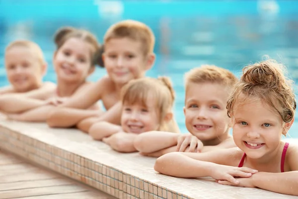 Kleine Kinderen Het Zwembad Een Zonnige Dag — Stockfoto