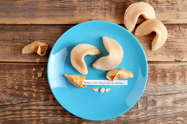 Tallrik med fortune cookies — Stockfoto