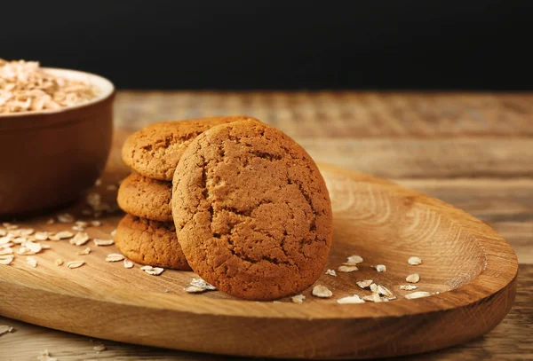 Oatmeal cookies and bowl with groats — Stock Photo, Image