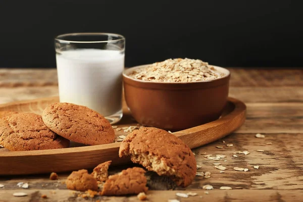 Oatmeal cookies with milk — Stock Photo, Image