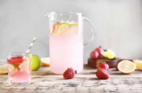 Fresh strawberry water in glassware — Stock Photo, Image