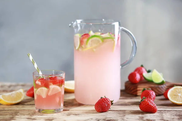 Agua fresca de fresa en cristalería — Foto de Stock