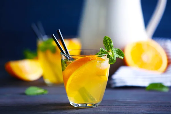 Zwei Gläser mit frischer Limonade — Stockfoto