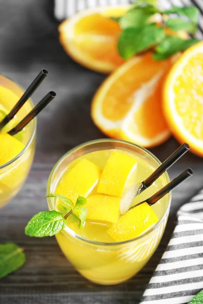 Очки со свежим лимонадом — стоковое фото