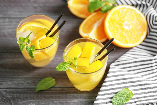 Óculos com limonada fresca — Fotografia de Stock