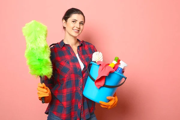 Mujer joven con herramientas de limpieza — Foto de Stock