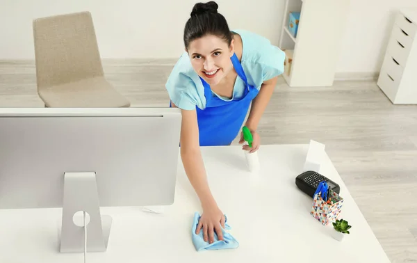 Woman cleaning computer table — Stock Photo, Image