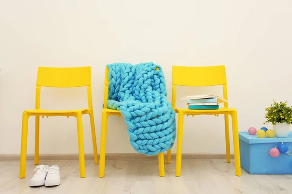 Modern sarı sandalye — Stok fotoğraf