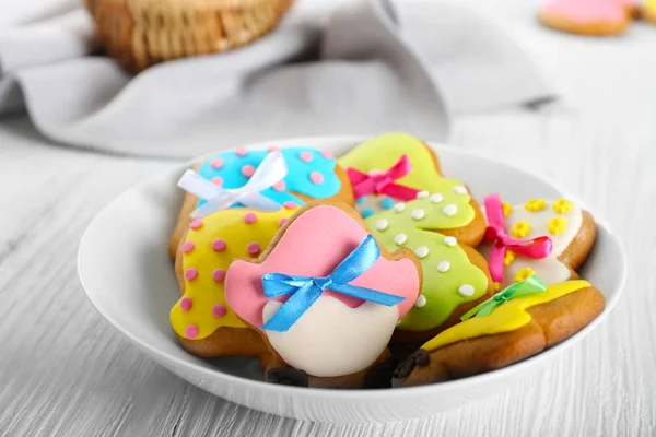 Plate with colourful Easter cookies — Stock Photo, Image