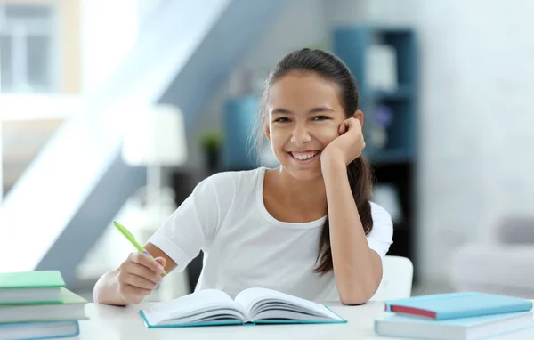 Schattig meisje lessen thuis doen — Stockfoto