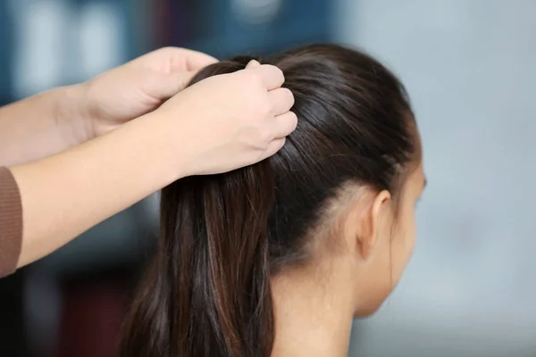 Femme faisant les cheveux de sa fille à la maison, gros plan — Photo