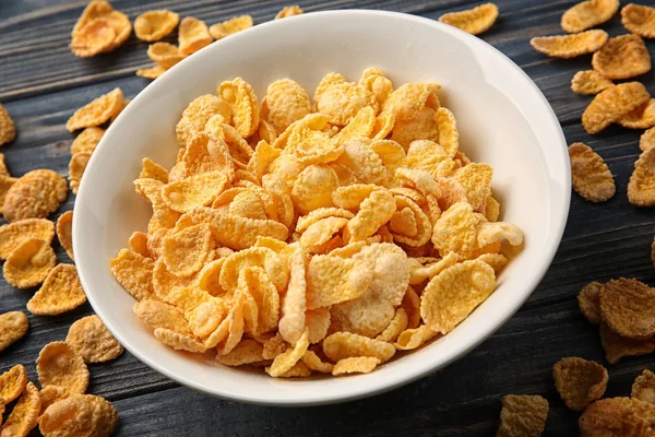 Skål med välsmakande cornflakes — Stockfoto