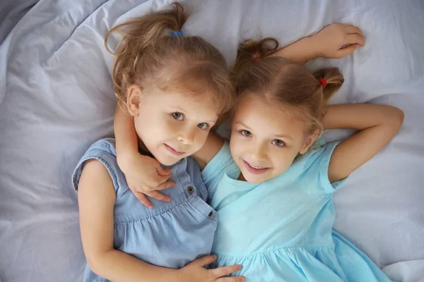 Μικρότερες αδελφές ξαπλωμένη στο κρεβάτι — Φωτογραφία Αρχείου