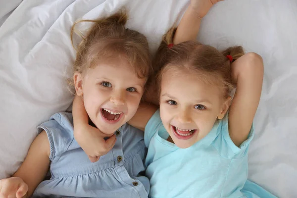 Μικρότερες αδελφές ξαπλωμένη στο κρεβάτι — Φωτογραφία Αρχείου