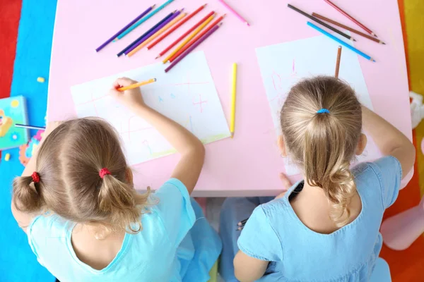 Bedårande små systrar ritning — Stockfoto