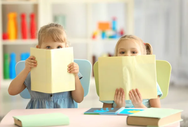 Schattige kleine zusters met copybooks — Stockfoto