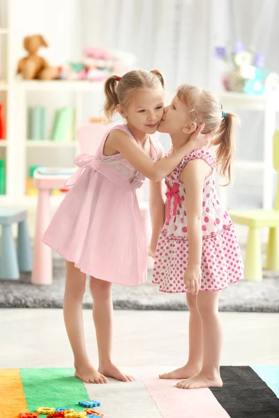 Petite fille embrasser soeur — Photo