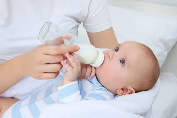 Mother feeding baby from bottle — Stock Photo, Image