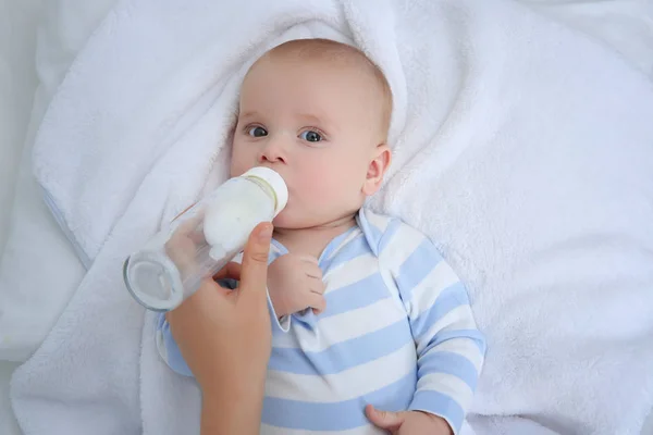 Moeder voeden Baby uit fles — Stockfoto