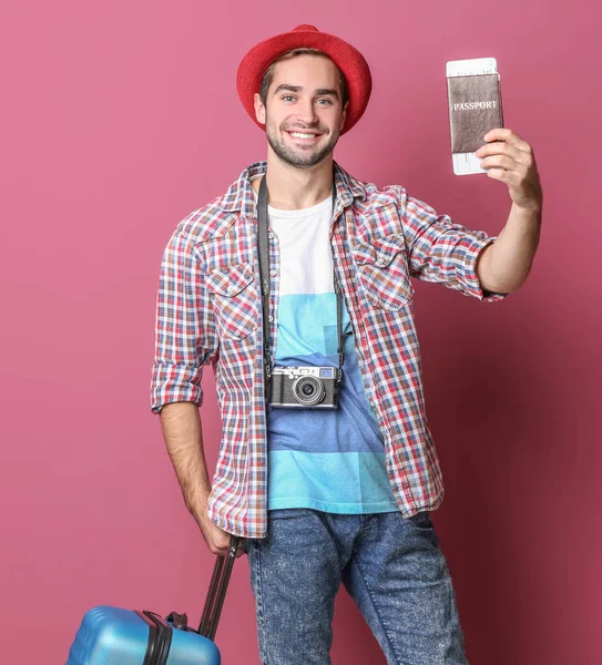 Hombre viajero con pasaporte y billete en color de fondo — Foto de Stock