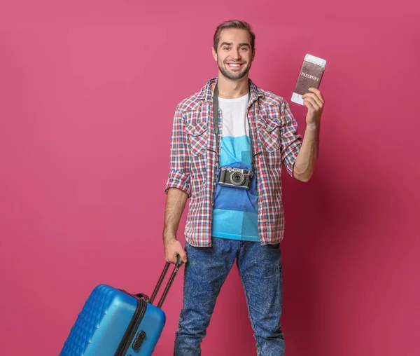 Viaggiatore uomo con passaporto e biglietto su sfondo a colori — Foto Stock