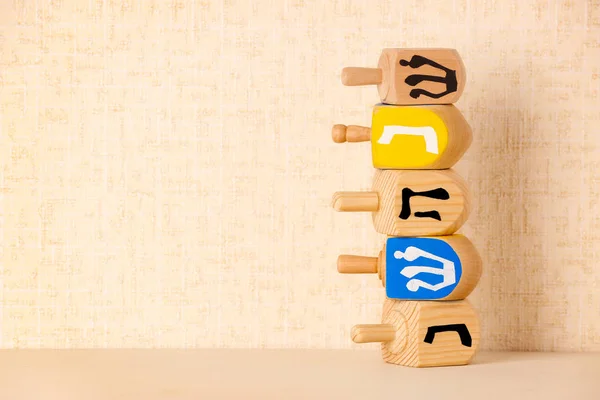 Sammansättningen av dreidels för Hanukkah — Stockfoto