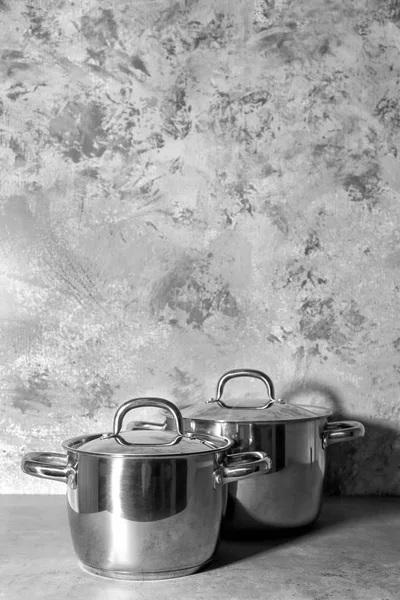 Металеві сковороди з кришками — стокове фото