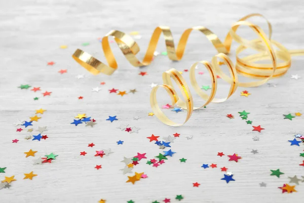 Kleurrijke confetti en streamer — Stockfoto