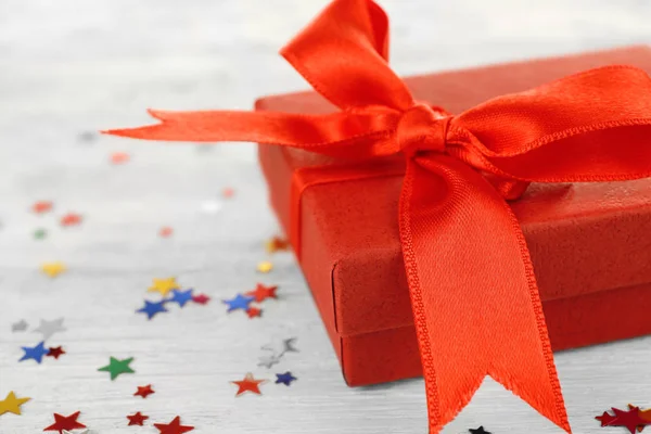 Подарок на день рождения и красочные конфетти — стоковое фото