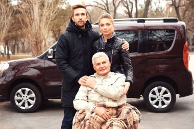 adam tekerlekli sandalye ile genç bir çift