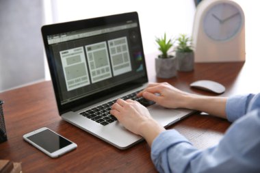 Bilgisayarda Çalışan Kadın