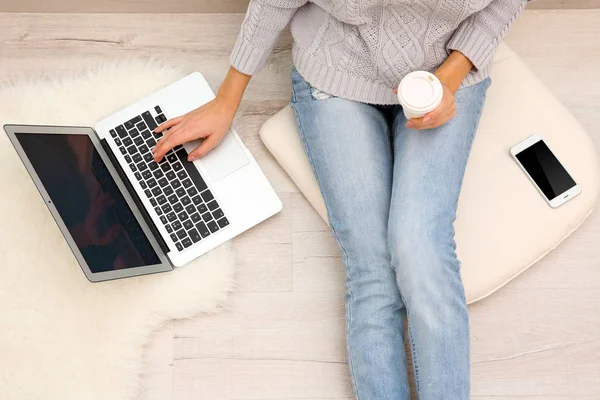 Young woman working on laptop — Stock Photo, Image