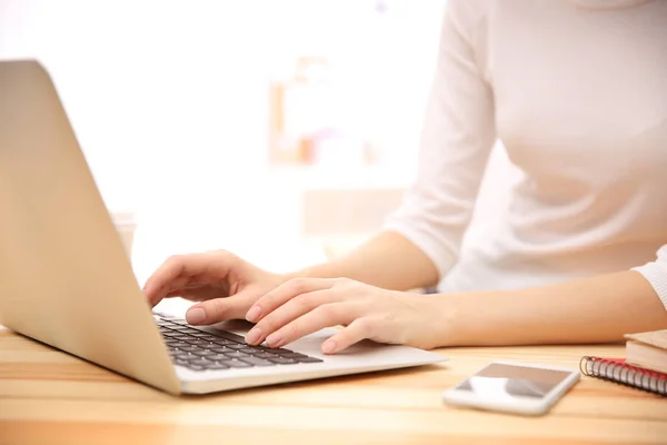 Jonge vrouw werkt op laptop — Stockfoto