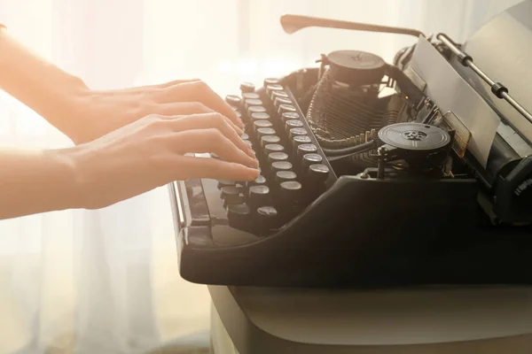 Mani sulla macchina da scrivere — Foto Stock