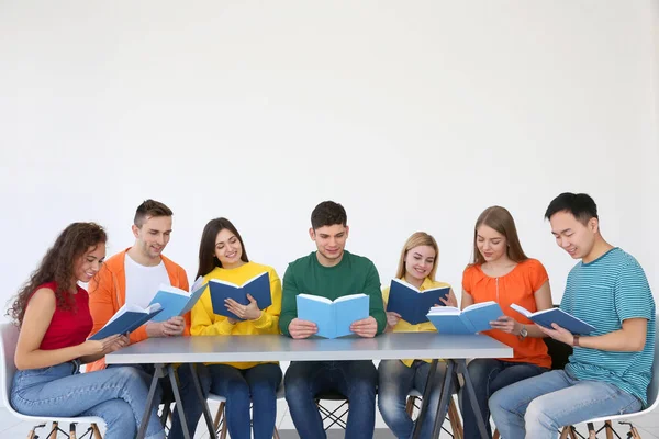 Groep Mensen Die Het Lezen Van Boeken Zittend Aan Tafel — Stockfoto