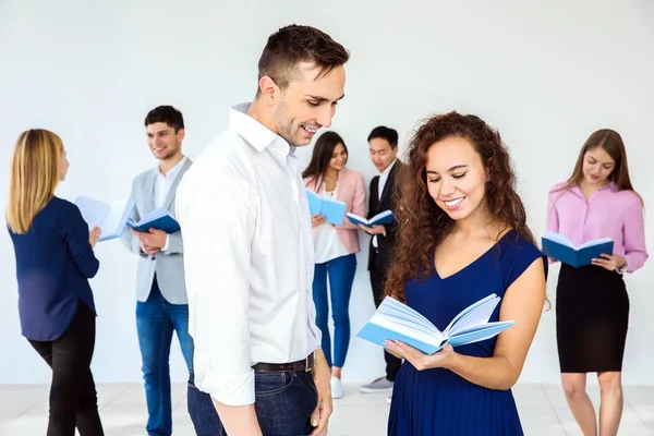 Jonge Man Vrouw Bespreken Boeken Club — Stockfoto