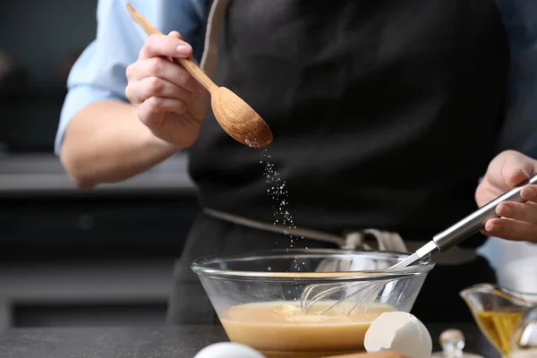 Jovem cozinhando na cozinha — Fotografia de Stock