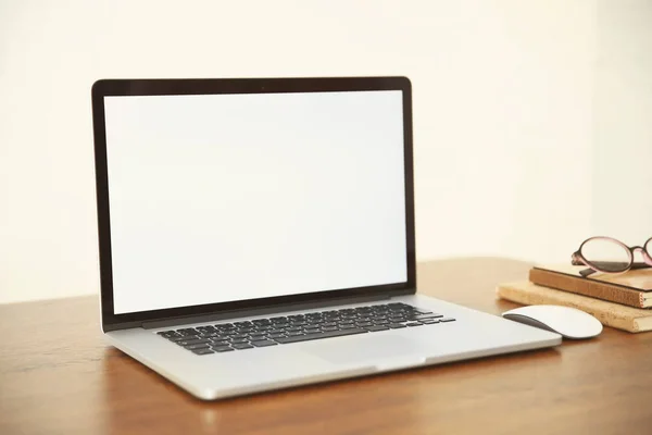 Moderne laptop op bureau — Stockfoto