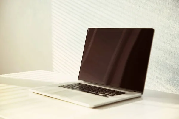 Luogo di lavoro con laptop moderno — Foto Stock