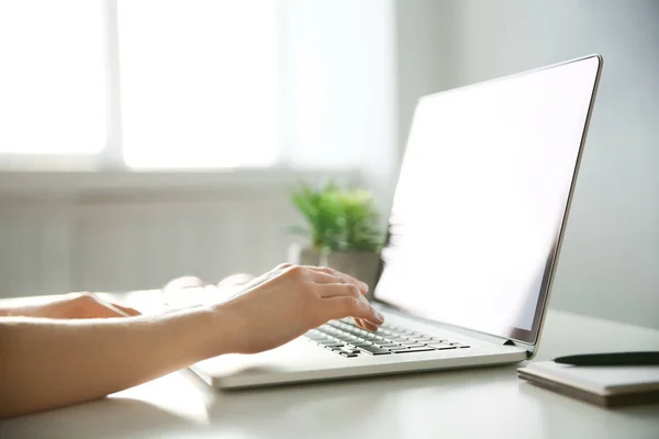 Mujer trabajando en la computadora —  Fotos de Stock